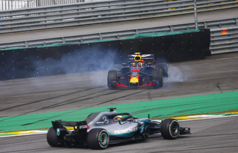 Lewis Hamilton, Mercedes AMG F1 W09, passeert de gespinde Max Verstappen, Red Bull Racing RB14 Tag Heuer, na diens touche met Esteban Ocon, Force India VJM11 Mercedes.