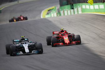 Valtteri Bottas, Mercedes AMG F1 W09 EQ Power+, battles with Kimi Raikkonen, Ferrari SF71H