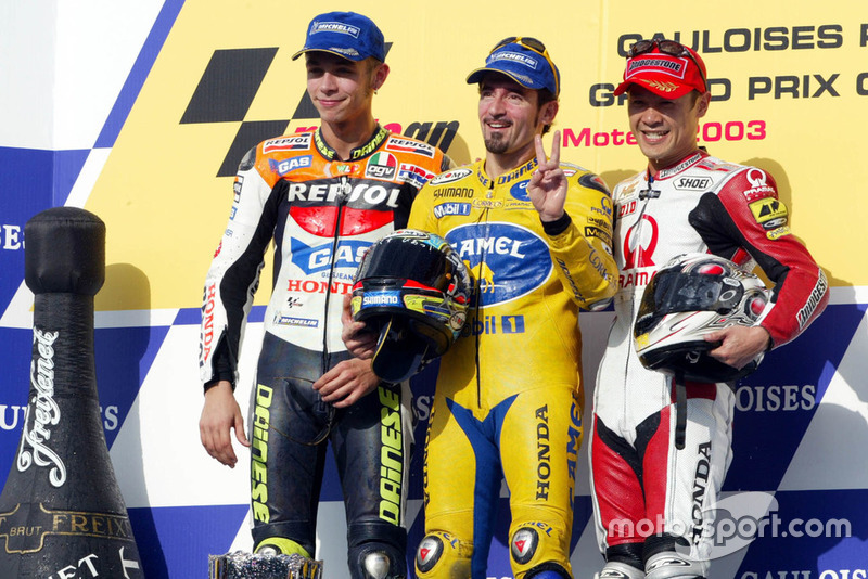 Podium: race winner Max Biaggi, Honda, second place Valentino Rossi, Honda, and third place Makoto Tamada, Honda