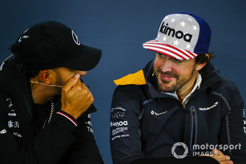 Lewis Hamilton, Mercedes AMG F1, y Fernando Alonso, McLaren en la conferencia de prensa