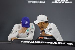 Valtteri Bottas, Mercedes AMG F1 e Lewis Hamilton, Mercedes AMG F1, nella conferenza stampa