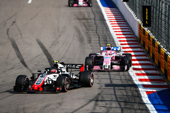 Kevin Magnussen, Haas F1 Team VF-18, Esteban Ocon, Racing Point Force India VJM11