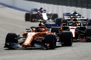 Stoffel Vandoorne, McLaren MCL33, leads Daniel Ricciardo, Red Bull Racing RB14