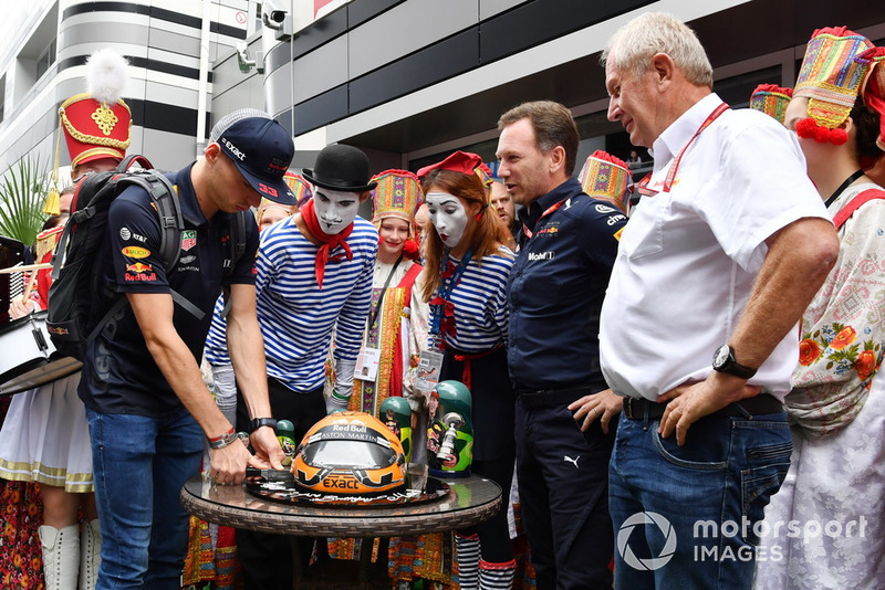 Max Verstappen, Red Bull Racing celebra su cumpleaños con Christian Horner, Red Bull Racing Team Principal y Dr Helmut Marko, Red Bull Motorsport
