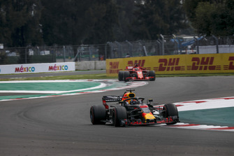 Daniel Ricciardo, Red Bull Racing RB14 and Sebastian Vettel, Ferrari SF71H