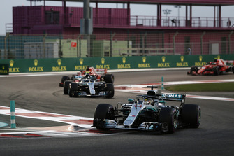 Lewis Hamilton, Mercedes AMG F1 W09 voor Valtteri Bottas, Mercedes AMG F1 W09 en Sebastian Vettel, Ferrari SF71H