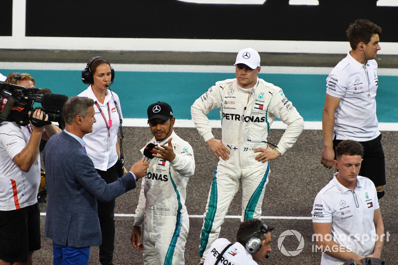 Polesitter Lewis Hamilton, Mercedes AMG F1 met David Coulthard, Channel 4 F1 in Parc Ferme 