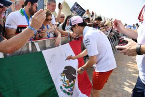 Sergio Perez, Racing Point Force India, firma autografi ai tifosi