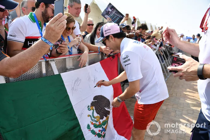 Sergio Perez, Racing Point Force India, firma autografi ai tifosi