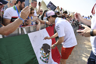Sergio Perez, Racing Point Force India, firma autografi ai tifosi