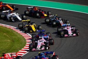 Sebastian Vettel, Ferrari SF71H, voor Pierre Gasly, Scuderia Toro Rosso STR13, Sergio Perez, Racing Point Force India VJM11, Brendon Hartley, Toro Rosso STR13, Esteban Ocon, Racing Point Force India VJM11, Carlos Sainz Jr., Renault Sport F1 Team R.S. 18, Kevin Magnussen, Haas F1 Team VF-18, Charles Leclerc, Sauber C37, Daniel Ricciardo, Red Bull Racing RB14, en Fernando Alonso, McLaren MCL33, bij de start 