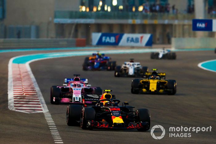 Max Verstappen, Red Bull Racing RB14, Sergio Perez, Racing Point Force India VJM11, y Carlos Sainz Jr., Renault Sport F1 Team R.S. 18