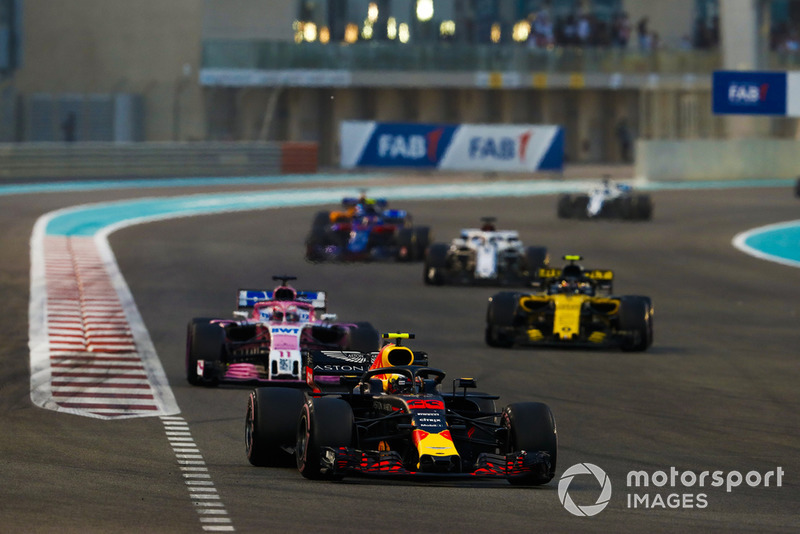 Max Verstappen, Red Bull Racing RB14, Sergio Perez, Racing Point Force India VJM11, y Carlos Sainz Jr., Renault Sport F1 Team R.S. 18