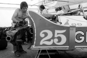 n mecánico de Ligier trabaja en el JS11 del quinto puesto Patrick Depailler en el paddock