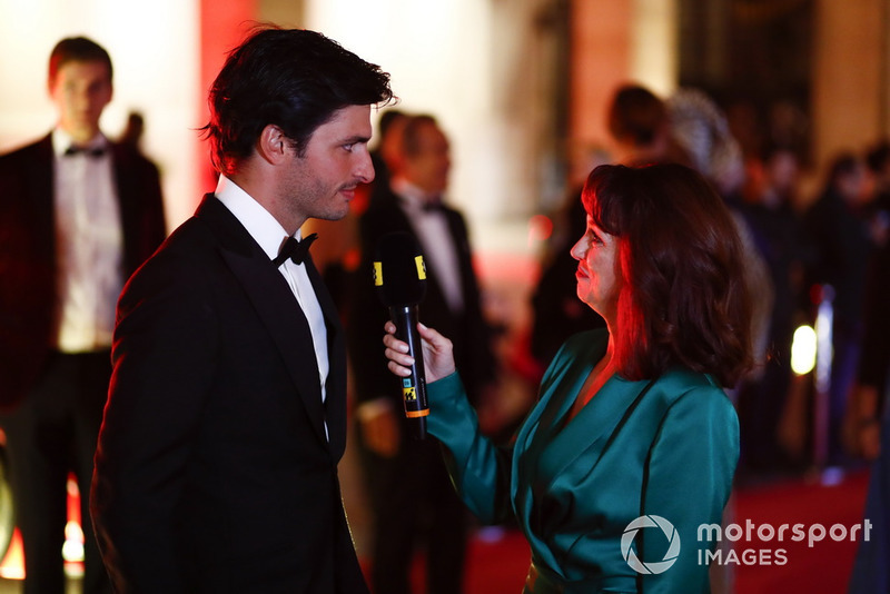 Carlos Sainz Jr. viene intervistato sul tappeto rosso