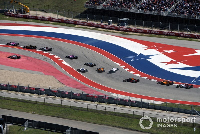 Lance Stroll, Williams FW41 and Fernando Alonso, McLaren MCL33 clash on lap one 