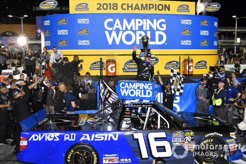 Ganador Brett Moffitt, Hattori Racing Enterprises, Toyota Tundra AISIN Group celebra