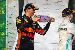 Max Verstappen, Red Bull Racing met champagne op het podium