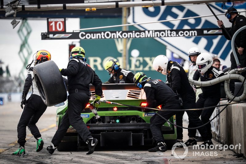 #11 GRT Grasser Racing Team Lamborghini Huracan GT3, GTD: Mirko Bortolotti, Rik Breukers, Rolf Ineichen, pit stop