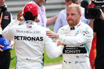 Le second Lewis Hamilton, Mercedes AMG F1, et le poleman Valtteri Bottas, Mercedes AMG F1, se félicitant l'un l'autre