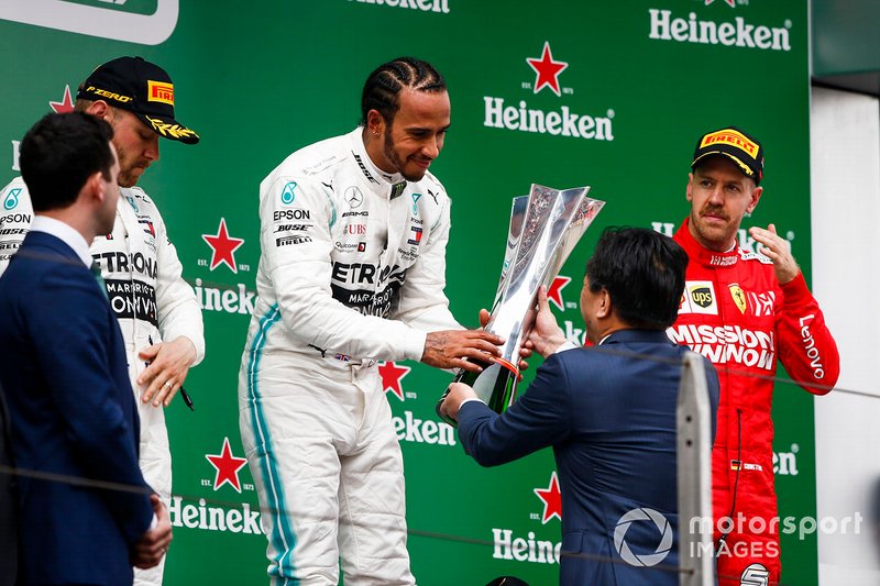 Lewis Hamilton, Mercedes AMG F1 recibe el trofeo en el podio
