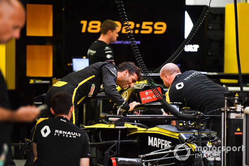 Daniel Ricciardo, Renault F1 Team en el garaje con mecánicos