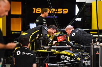 Daniel Ricciardo, Renault F1 Team, dans son garage avec ses mécaniciens
