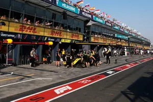 Daniel Ricciardo, Renault F1 Team R.S.19, dans les stands
