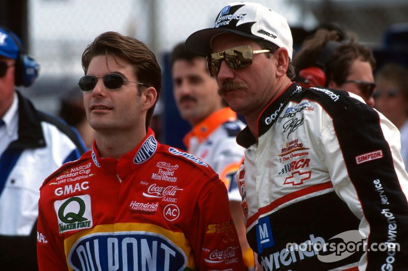 Jeff Gordon y Dale Earnhardt con los nomex de Simpson