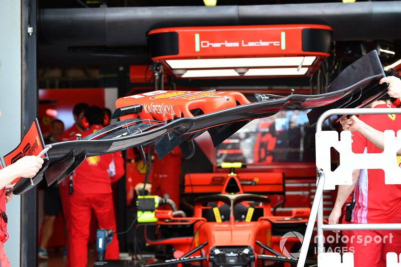Meccanici spostano un'ala anteriore per la Ferrari SF90