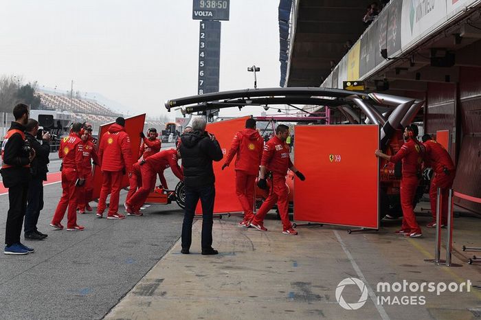Sebastian Vettel, Ferrari SF90, regresa a pits