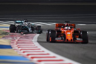 Sebastian Vettel, Ferrari SF90, en Lewis Hamilton, Mercedes AMG F1 W10