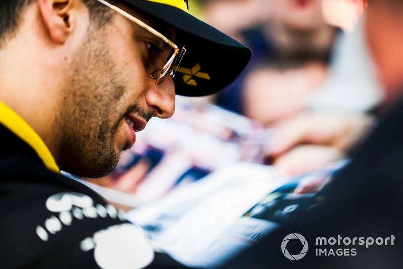 Daniel Ricciardo, Renault signs a autograph for a fan