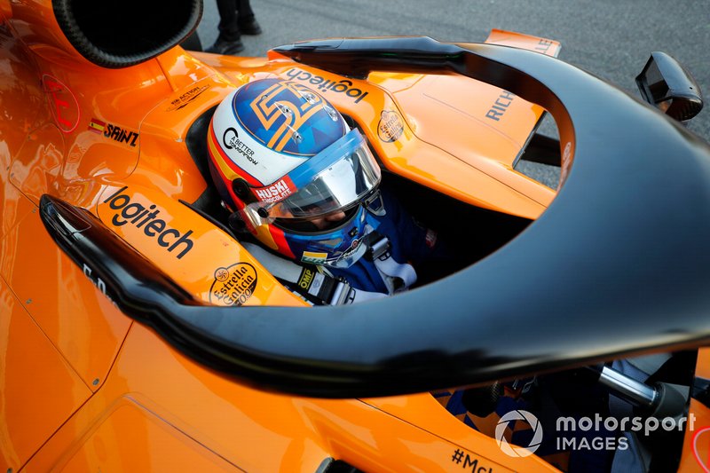Carlos Sainz Jr., McLaren MCL34 nell'abitacolo della sua monoposto