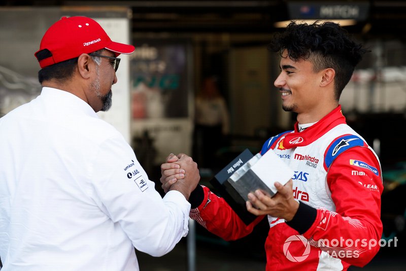 Dilbagh Gill, CEO and Team Principal, Mahindra Racing, congratulates Pascal Wehrlein, Mahindra Racing, after qualifying