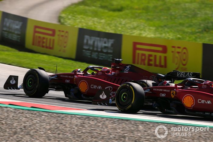 Charles Leclerc, Ferrari F1-75, lucha con Carlos Sainz, Ferrari F1-75