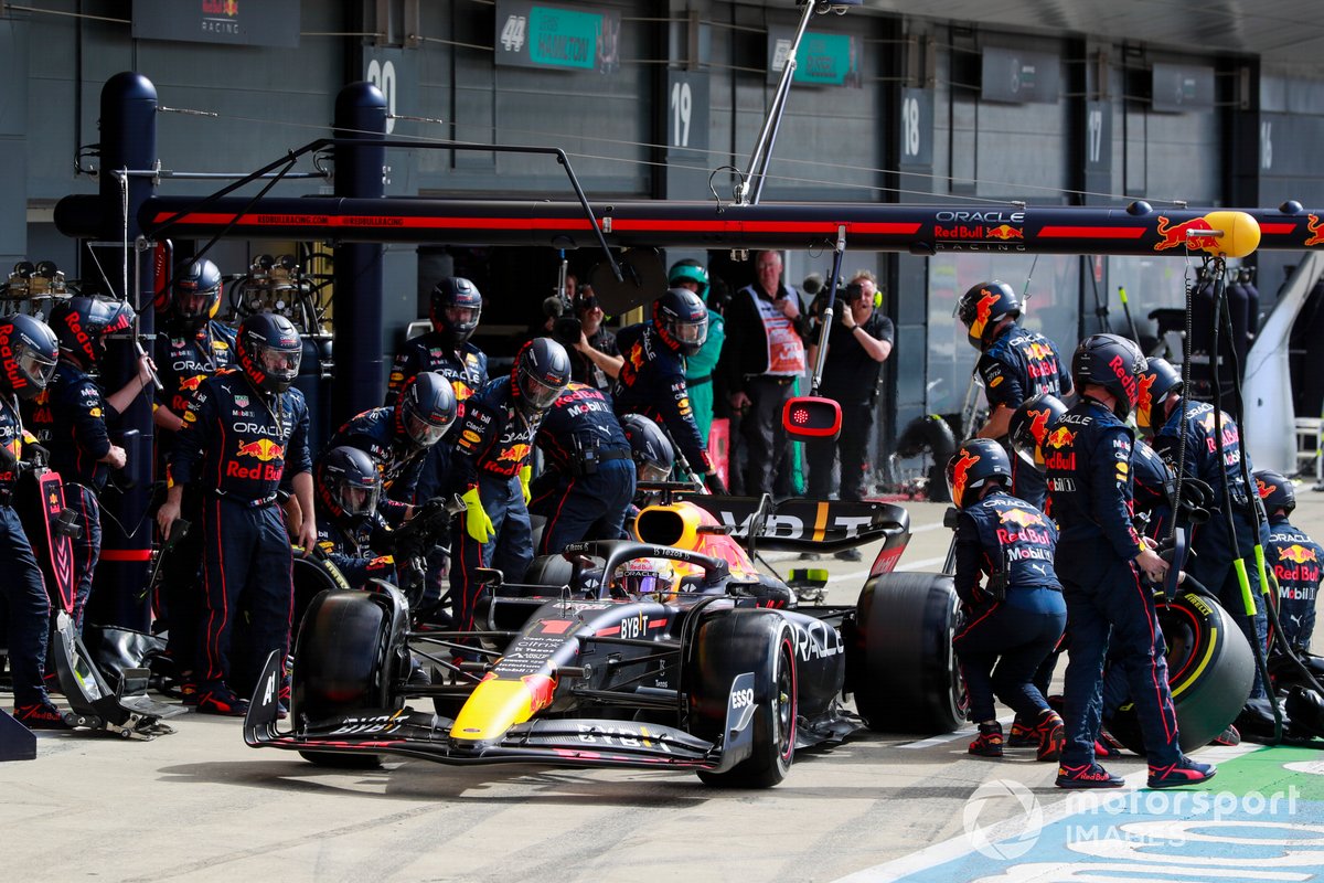 Max Verstappen, Red Bull Racing RB18, esce dai box