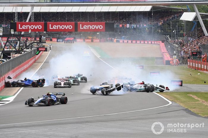 El accidente de Zhou Guanyu, Alfa Romeo C42, al inicio de la carrera