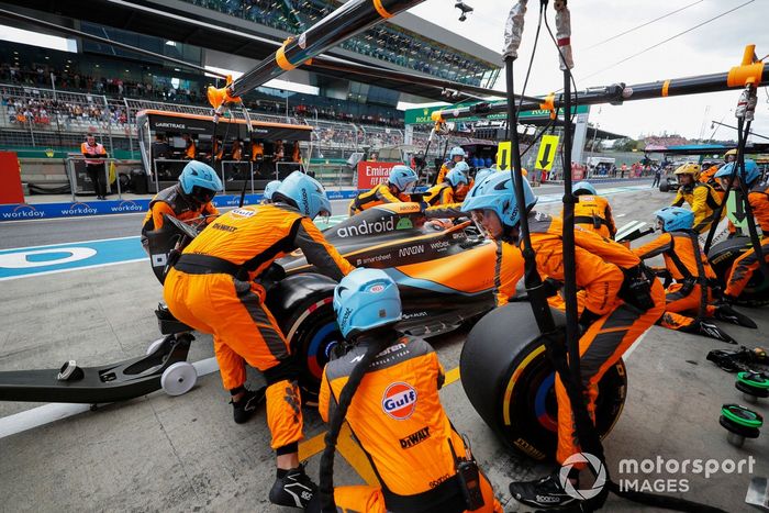 Daniel Ricciardo, McLaren MCL36, hace una parada en boxes