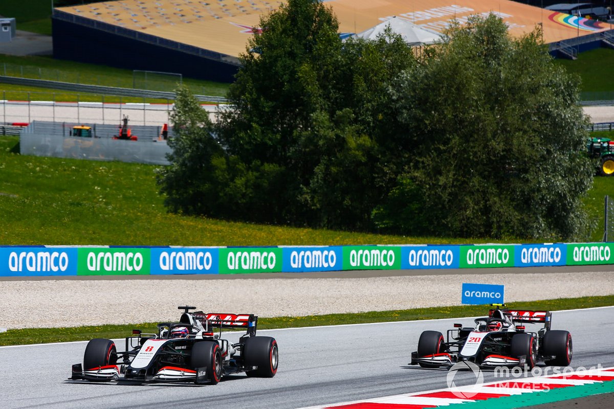Romain Grosjean, Haas VF-20, precede Kevin Magnussen, Haas VF-20
