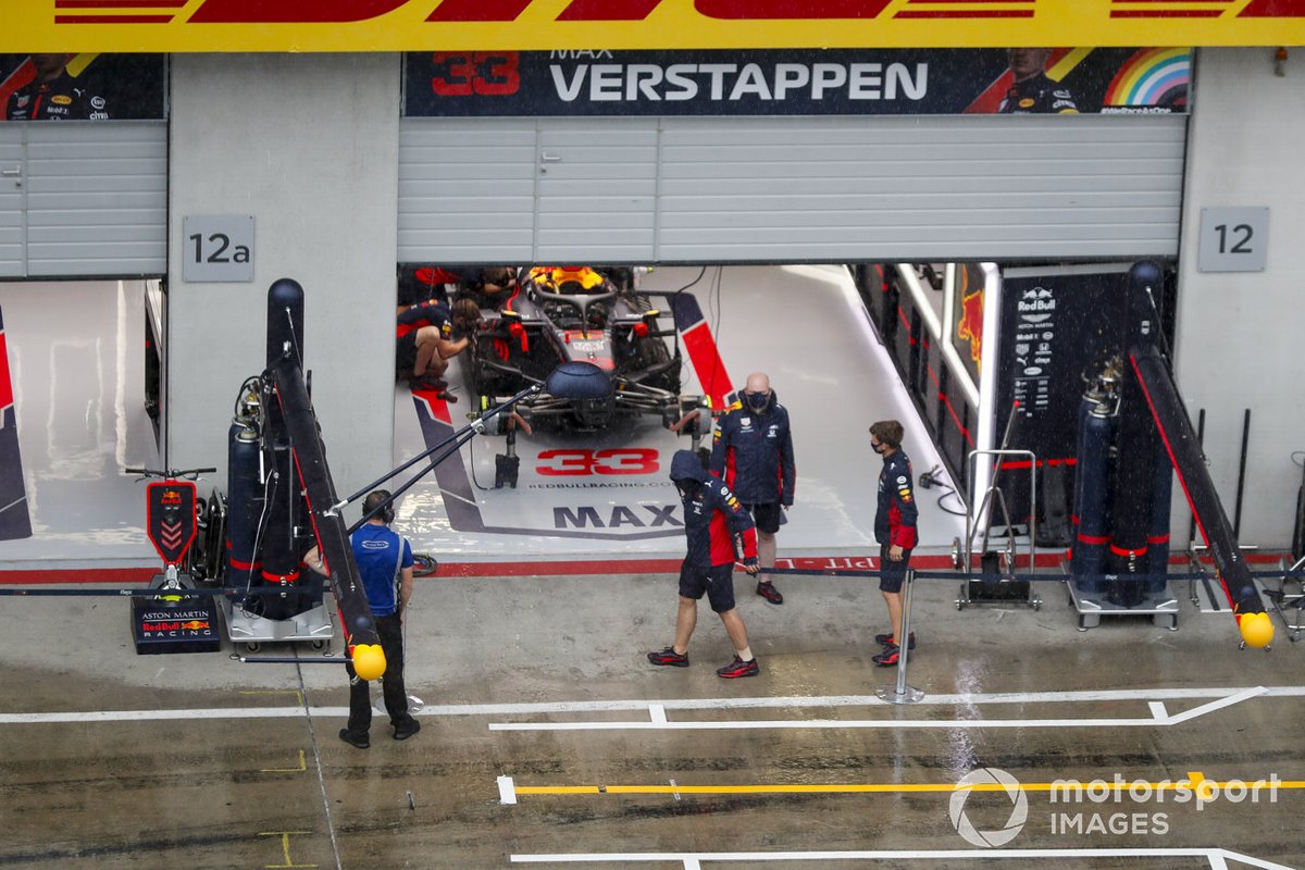 Mecánicos de Red Bull bajo la lluvia