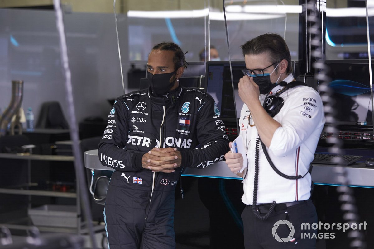 Lewis Hamilton, Mercedes-AMG Petronas F1 in the garage