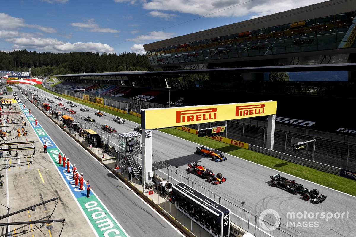 Lewis Hamilton, Mercedes F1 W11 EQ Performance precedeMax Verstappen, Red Bull Racing RB16 and Carlos Sainz Jr., McLaren MCL35 alla partenza della gara
