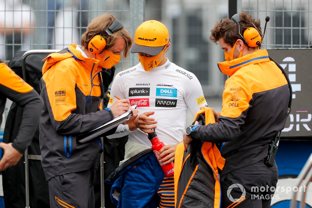 Lando Norris, McLaren, sulla griglia con i compagni di squadra