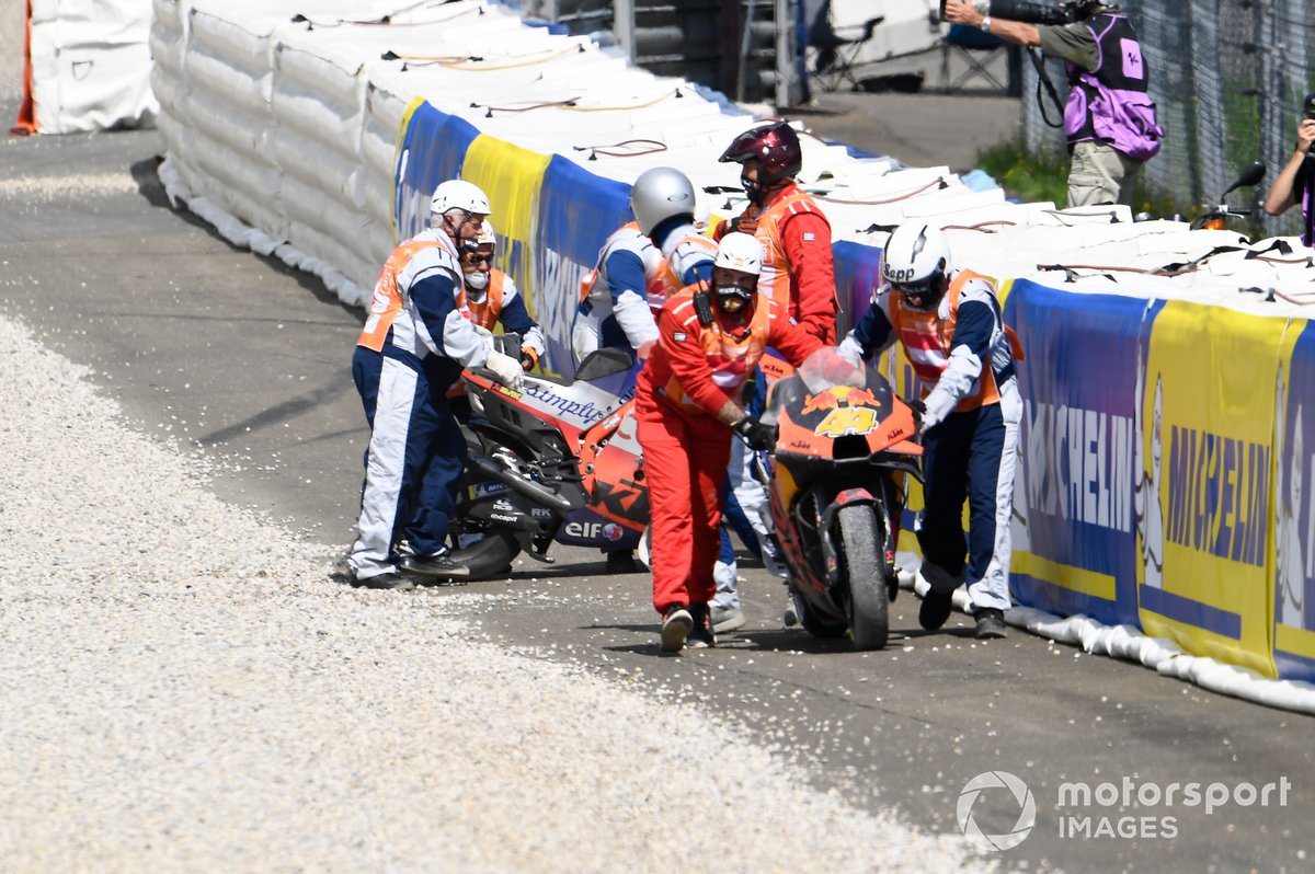 L'incidente tra Miguel Oliveira, Red Bull KTM Tech 3, Pol Espargaro, Red Bull KTM Factory Racing