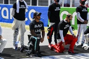 Lewis Hamilton, Mercedes-AMG Petronas F1, Sebastian Vettel, Ferrari, the other drivers stand kneel in support of the End Racism campaign