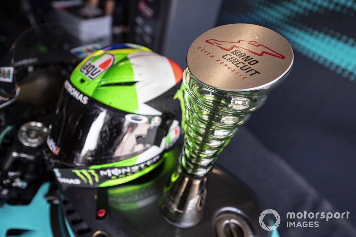 Casco y trofeo de Franco Morbidelli, Petronas Yamaha SRT