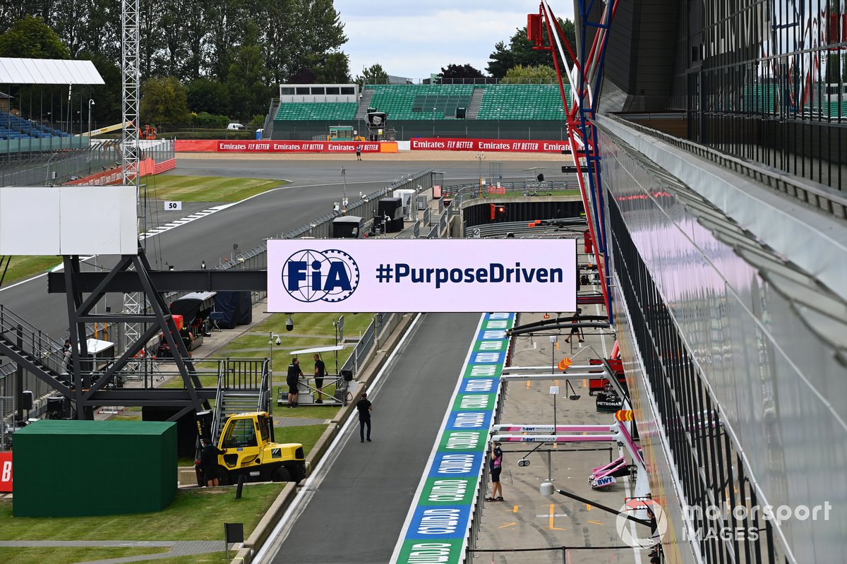 Cartel de la FIA en el pit lane