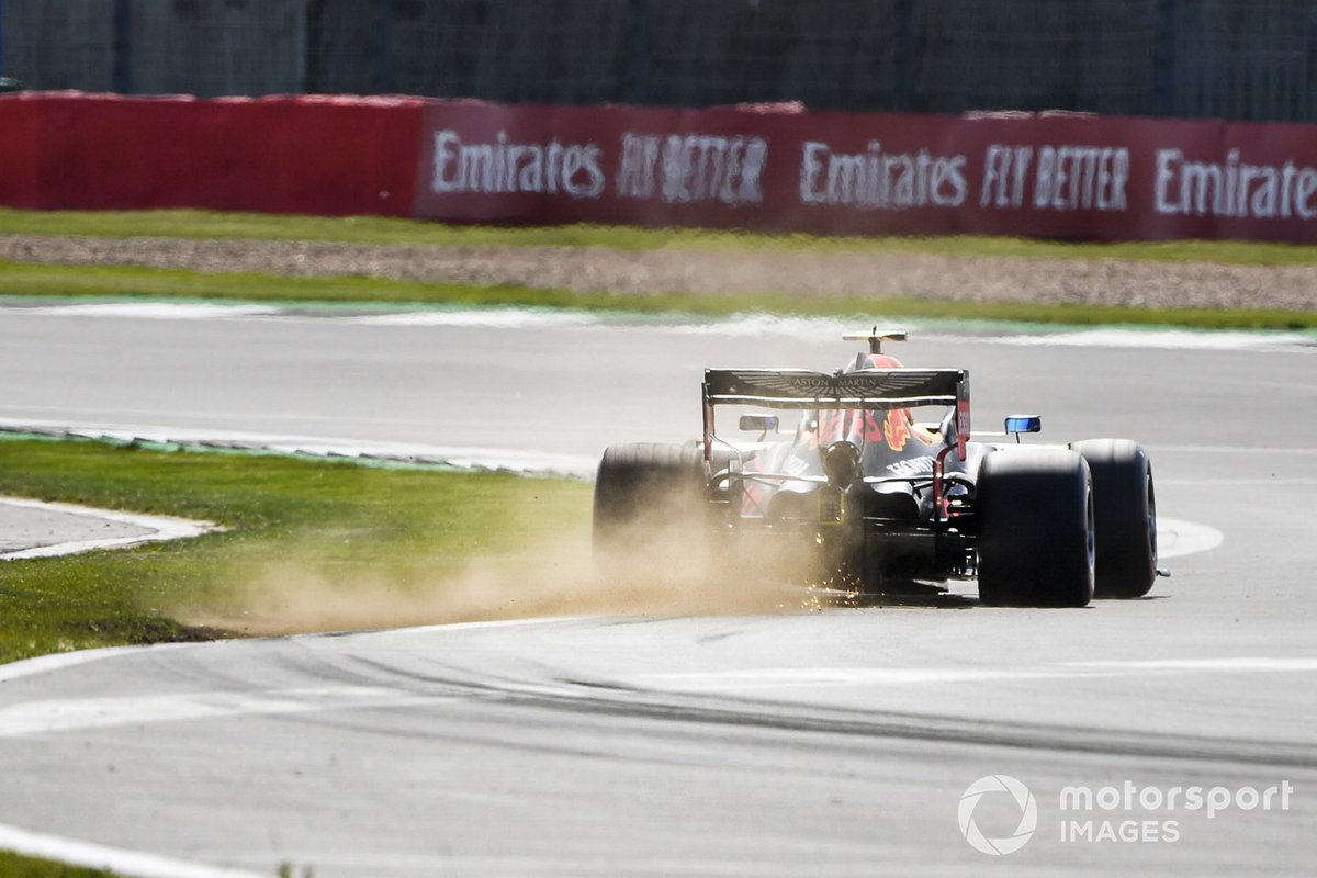 Alex Albon, Red Bull Racing RB16, kicks up some dust