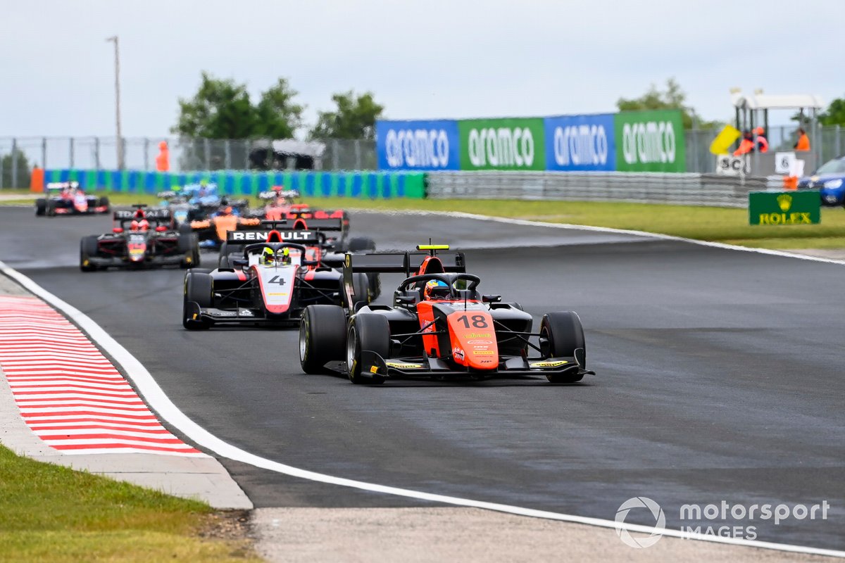 Bent Viscaal, MP Motorsport, davanti a Max Fewtrell, Hitech Grand Prix